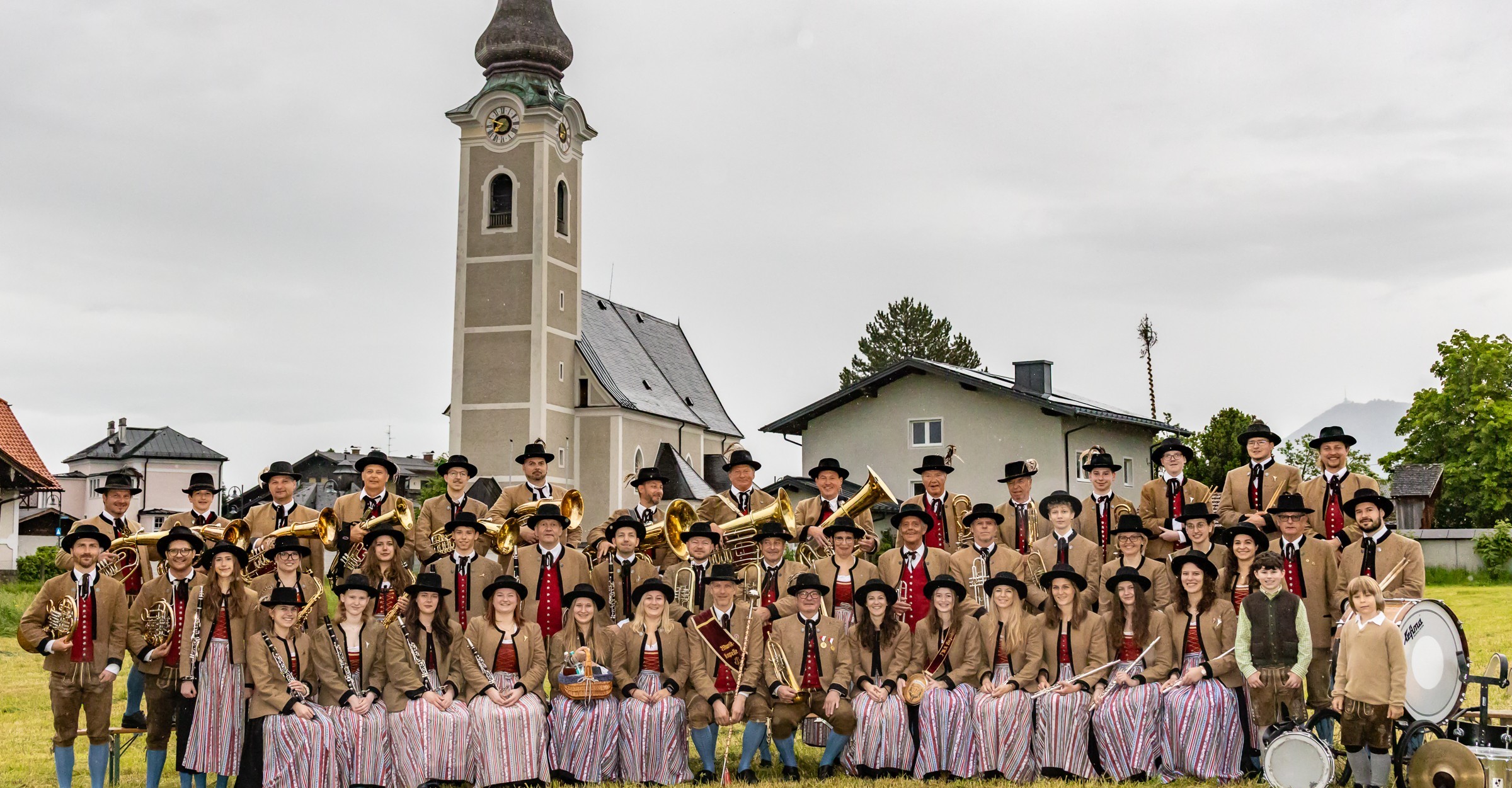 Die Musiker der TMK Siezenheim mit der Sienenheimer Kirche im Hintergrund