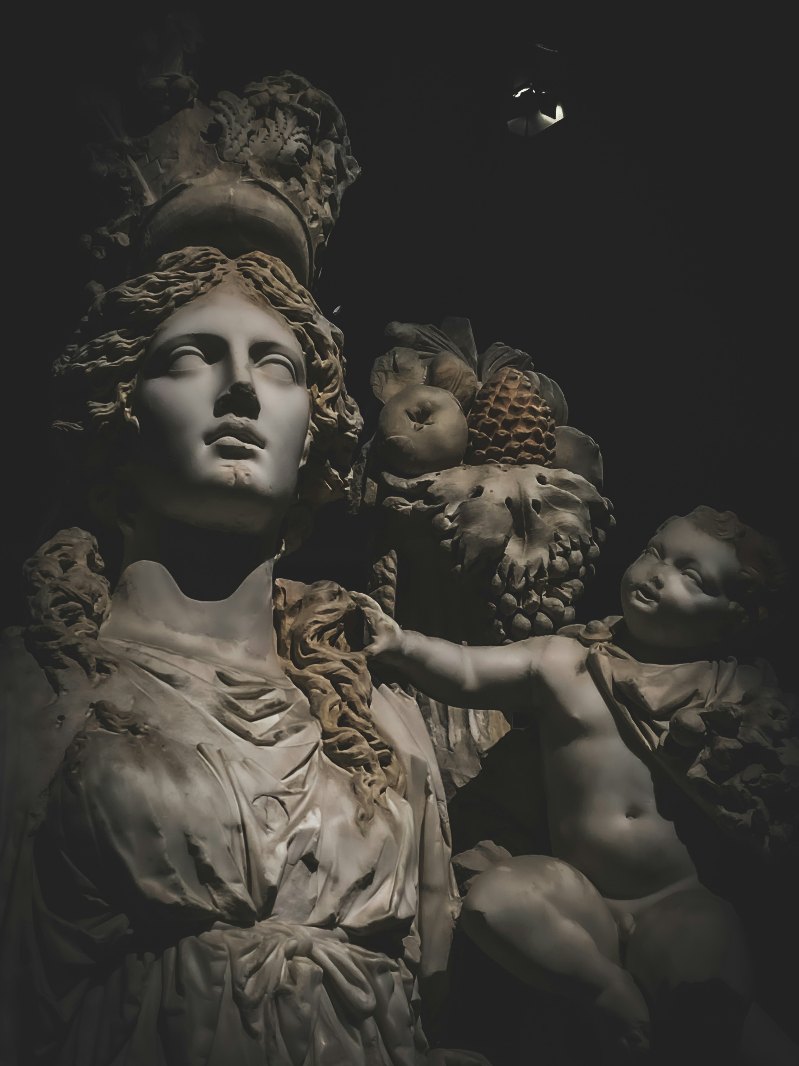Greek statues (scource: unsplash)
