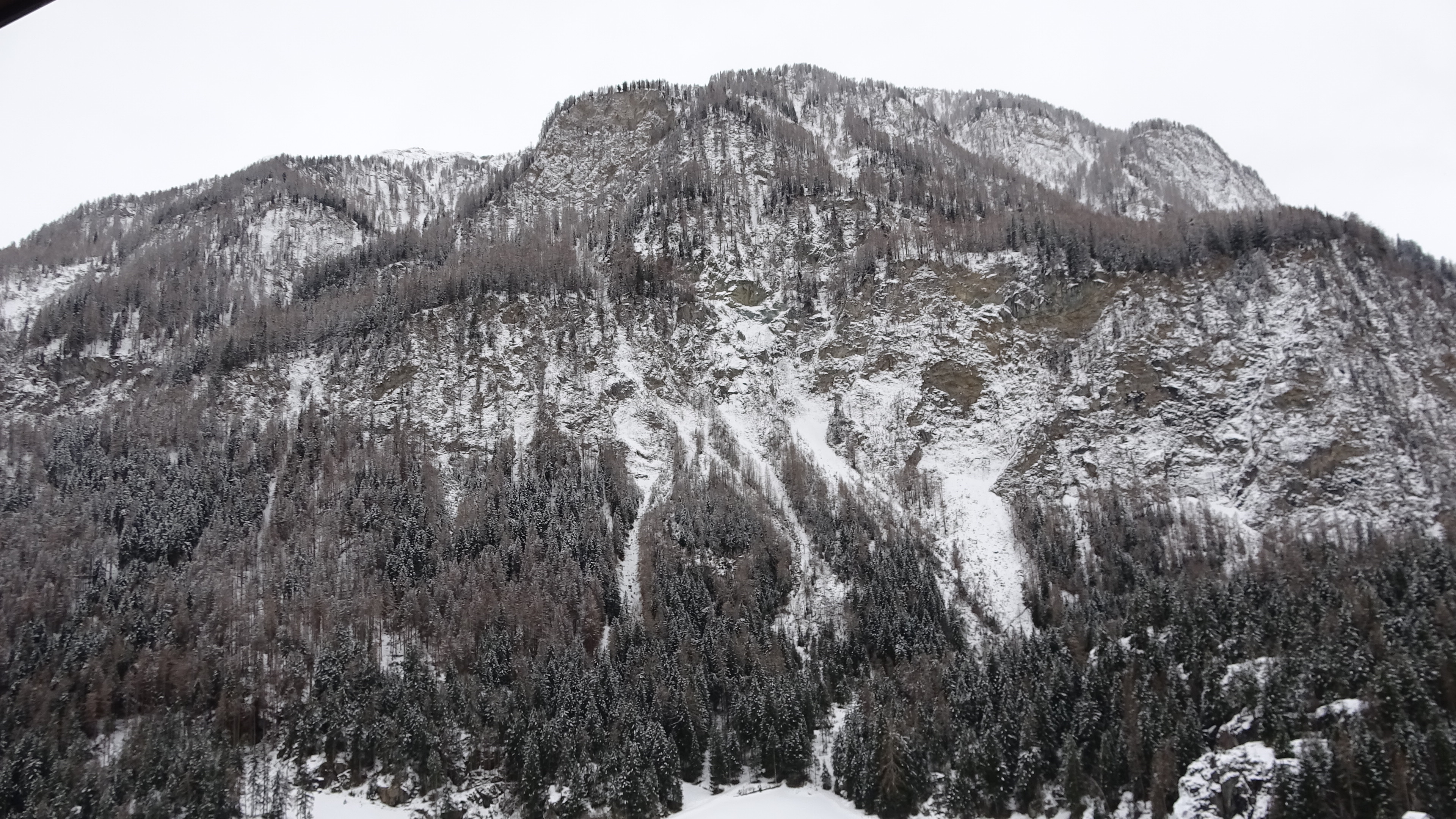 ein Foto von einem Berg, der mit Schnee bedeckt ist