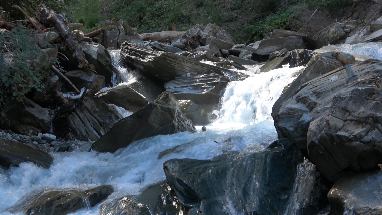 ein foto von einem Fluss