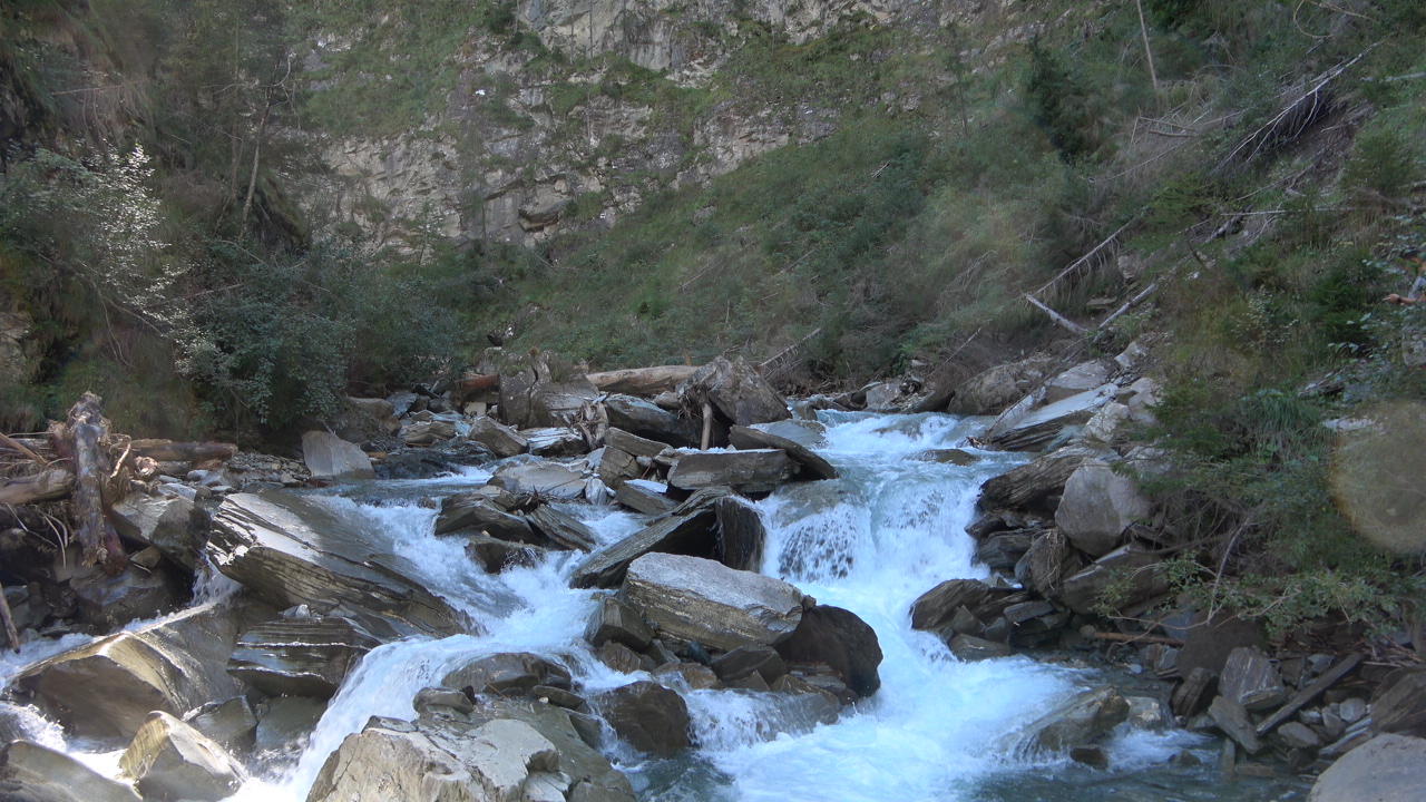 ein Foto von einem Fluss und einem Berg im Hintergrund