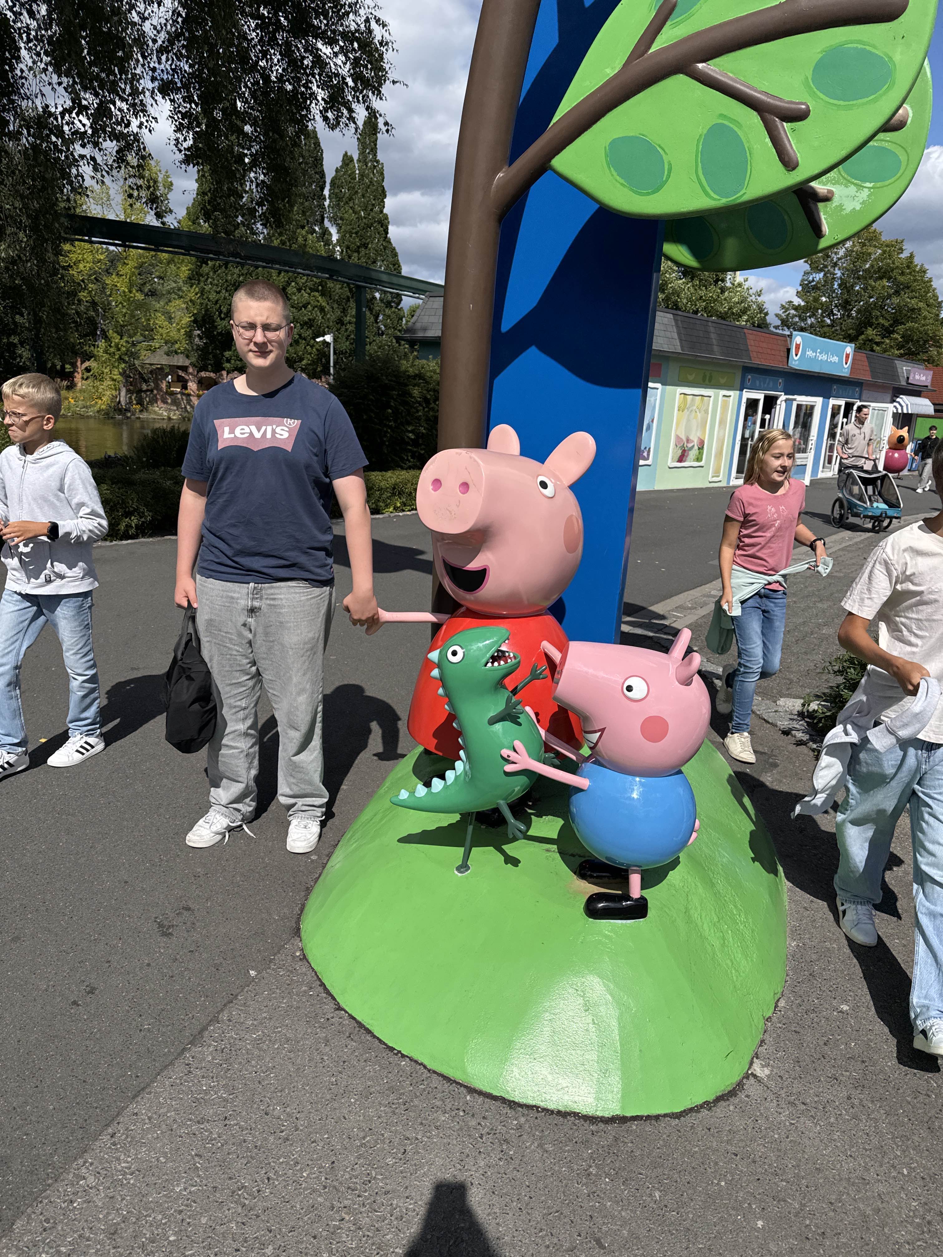 ein Foto von einem Teenager wie er Hände mit Peppa Pig hält