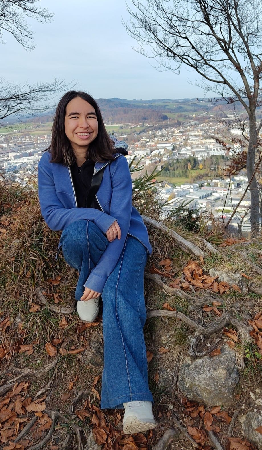 Der Host, eine junge Erwachsene mit dunklen Haaren