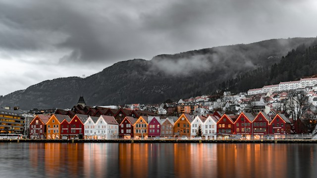 Bunte Holzhäuser in Bergen