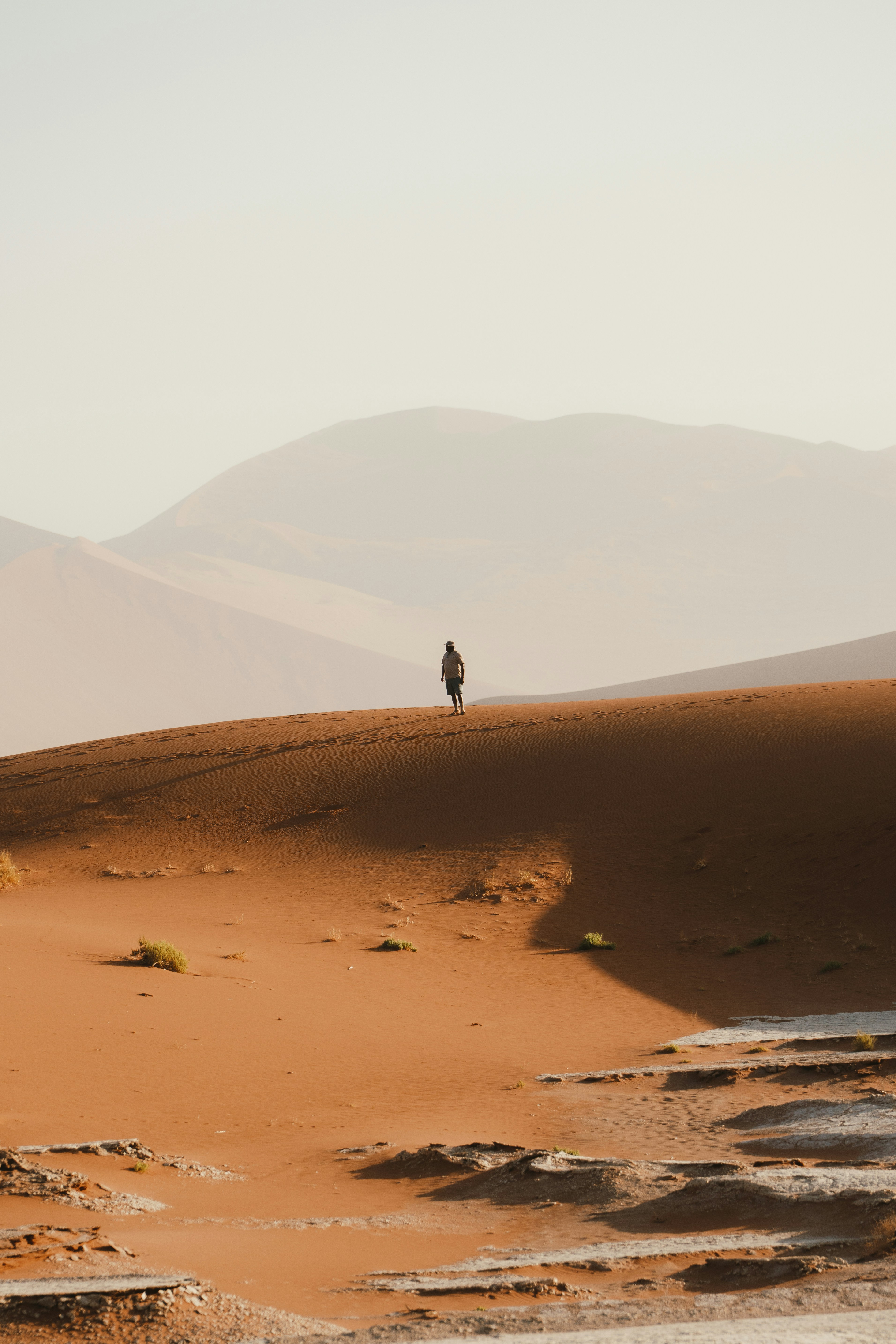 Eine einzelne Person in einer Wüstenlandschaft